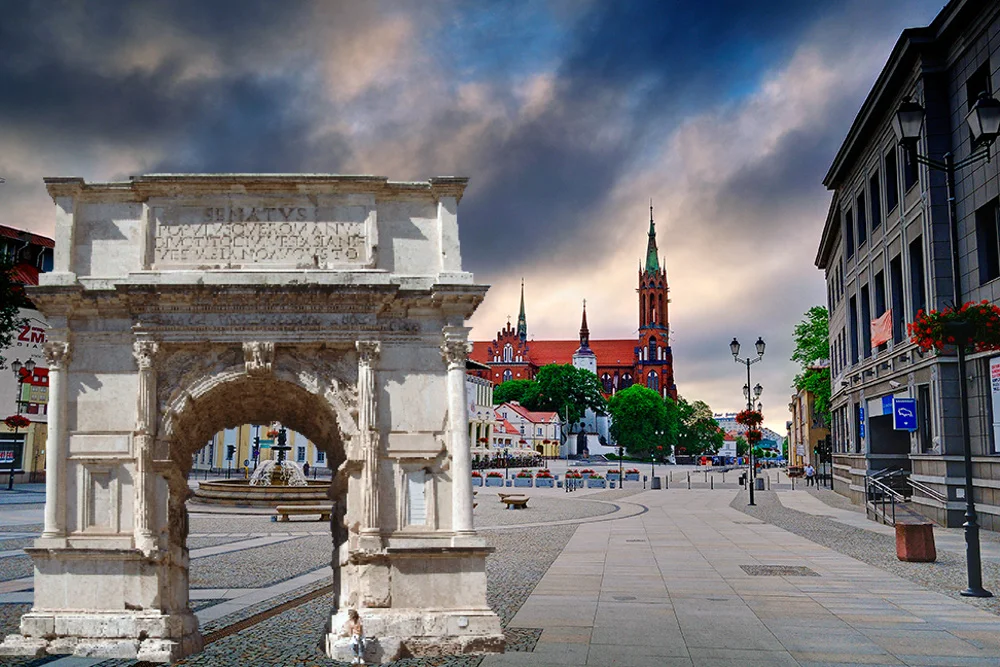 To oczywiście fotomontaż. Łuk Triumfalny miałby stanąć z okazji 100-lecia niepodległości Polski nie na prezentowanym tutaj Rynku Kościuszki lecz w parku Planty.