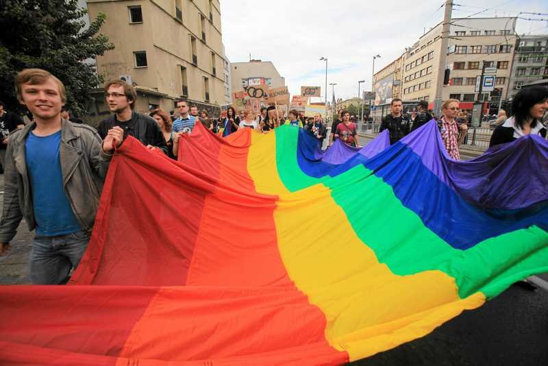 Choć Polacy deklarują tolerancję dla homoseksualistów, nie chcą, by mogli oni zawierać związki partnerskie.