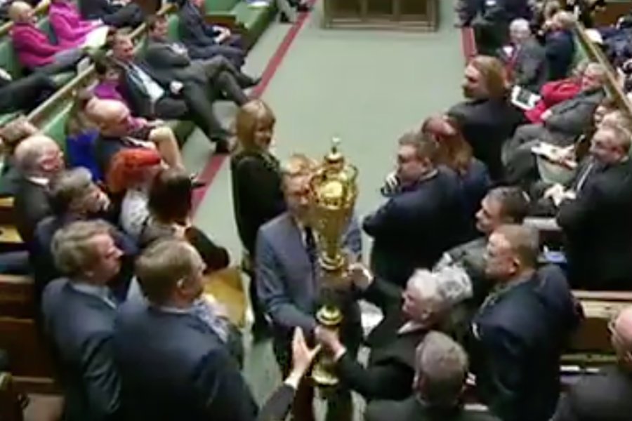 Lloyd Russell-Moyle próbował wynieść berło w proteście przeciwko decyzji brytyjskiej premier Theresy May w sprawie Brexitu.