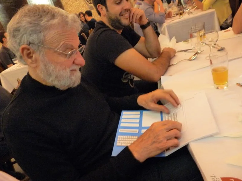 Don Norman z papierowym zestawem do prototypowania