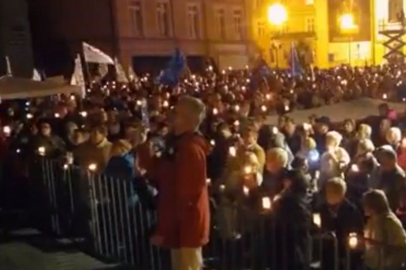 Znów Pl. Krasińskich zapełnił się protestującymi. Czują się oszukani przez Andrzeja Dudę. Protestowano też przed sądami w innych miasta.