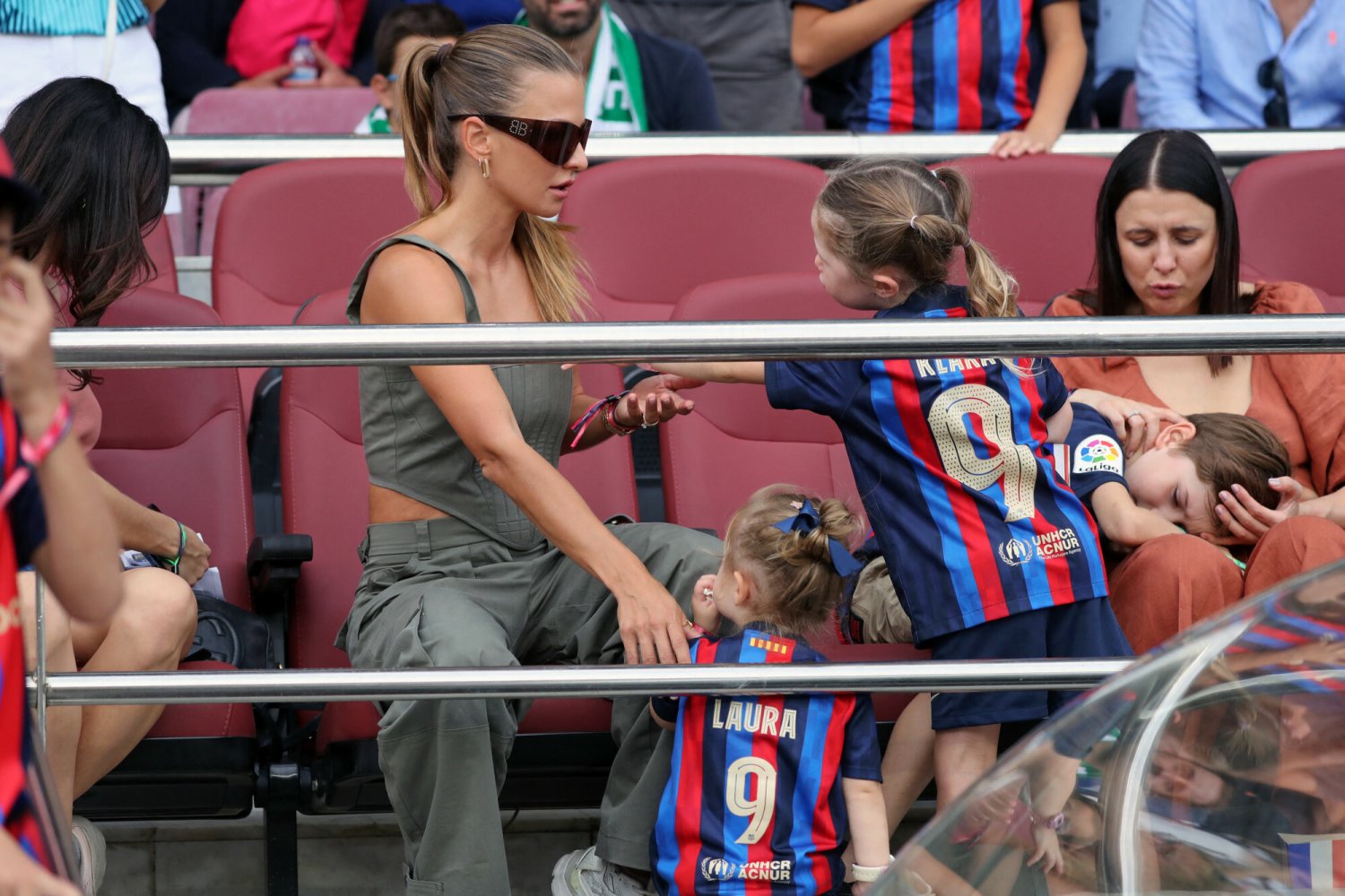 Anna Lewandowska z córkami Klarą i Laurą jest stałym gościem na meczach męża