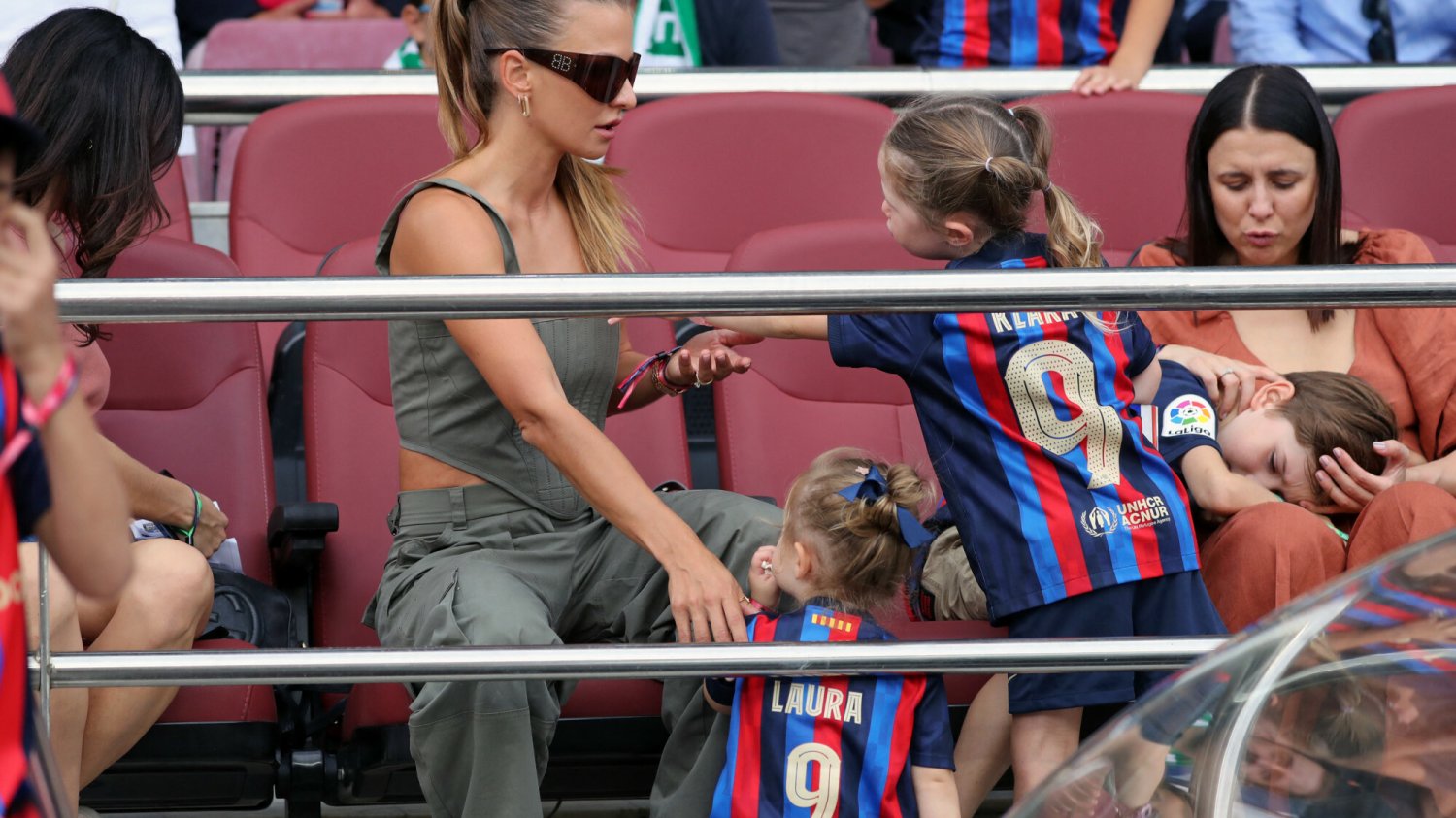 Anna Lewandowska z córkami Klarą i Laurą jest stałym gościem na meczach męża