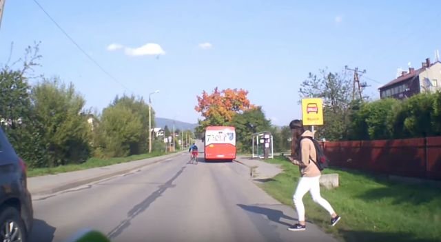 Dziewczyna z telefonem cudem uniknęła tragedii