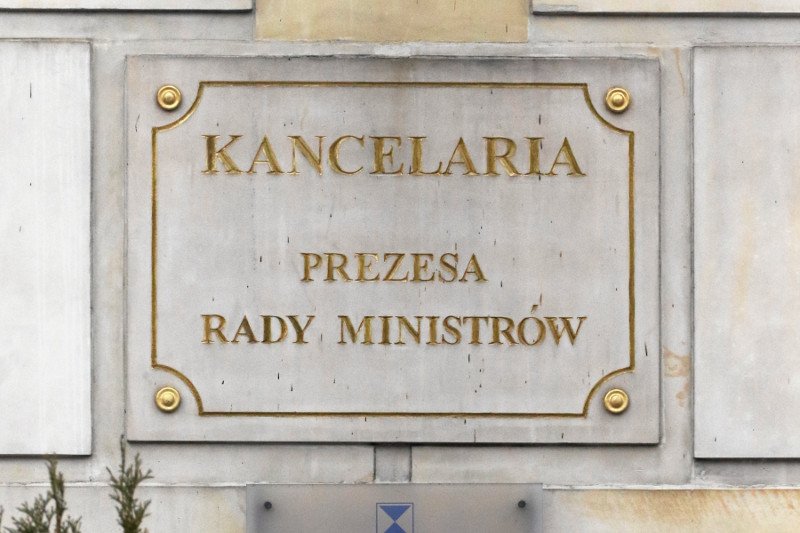 Krótka historia o tym, jak Kancelaria Premiera robi z dziennikarzy idiotów i ma w nosie prawo.