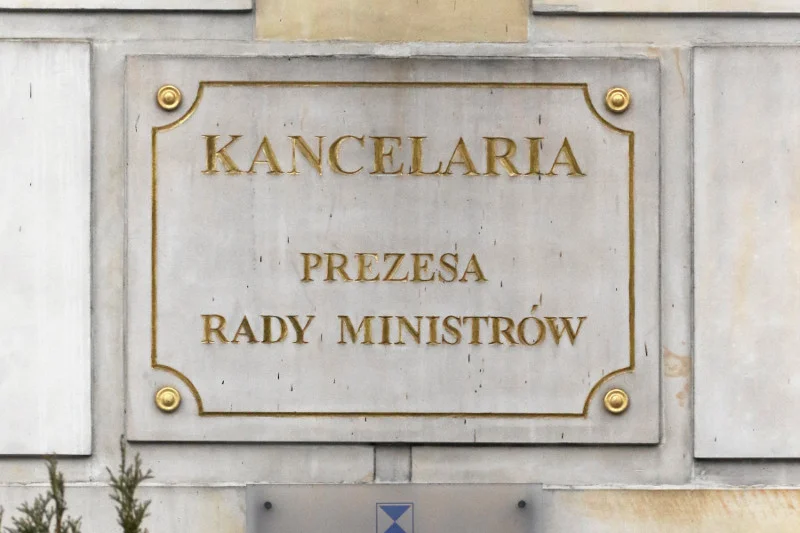 Krótka historia o tym, jak Kancelaria Premiera robi z dziennikarzy idiotów i ma w nosie prawo.