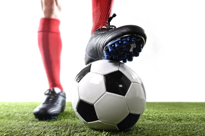 Na przełomie czerwca i lipca kibiców piłkarskich czekają nie lada emocje – z rocznym poślizgiem odbędą się mistrzostwa Europy. U którego bukmachera najlepiej typować wyniki EURO w 2021 roku? Odpowiedź nie jest jednoznaczna