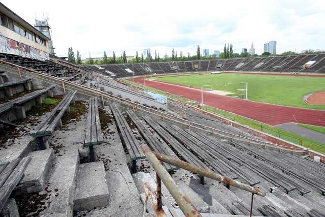 Główny obiekt "Skry" Warszawa – stadion lekkoatletyczny – w opłakanym stanie