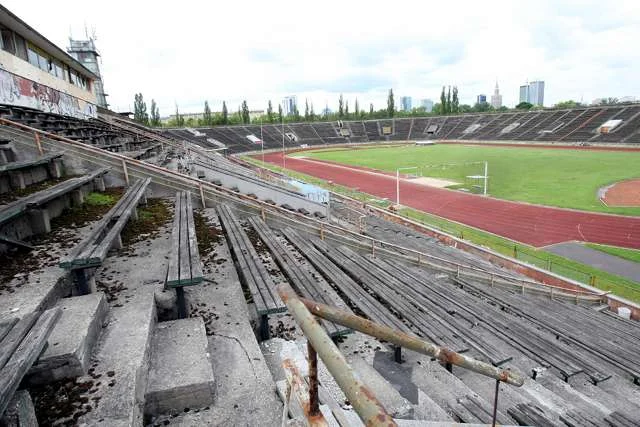Główny obiekt "Skry" Warszawa – stadion lekkoatletyczny – w opłakanym stanie