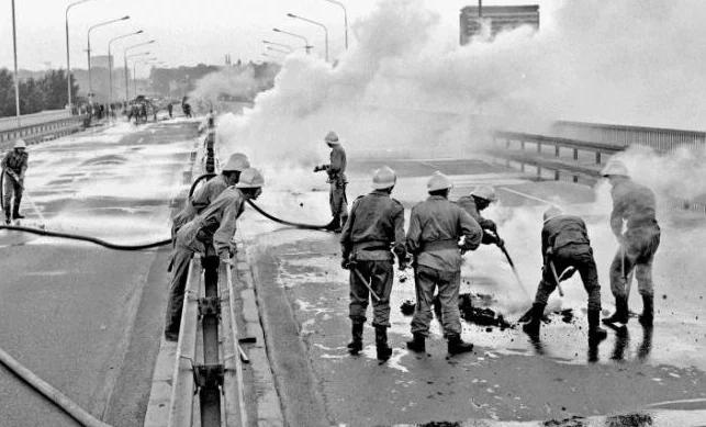 Gaszenie pożaru Mostu Łazienkowskiego, 1975 r.