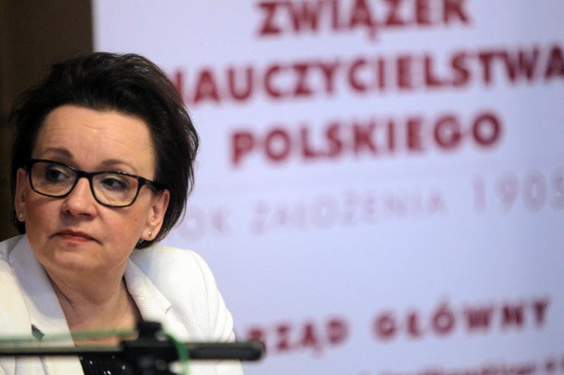 Minister edukacji narodowej twierdzi, że Polacy nie mieli nic wspólnego z masakrą Żydów w Jedwabnem.