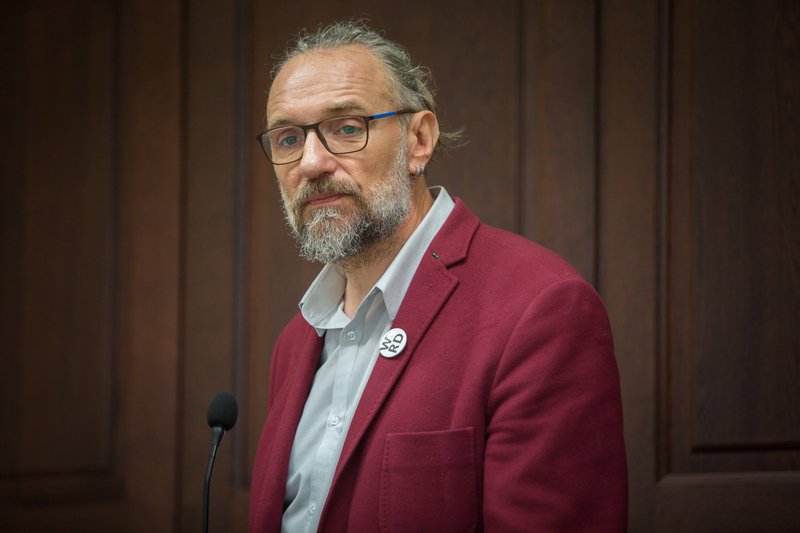 Mateusz Kijowski pracuje w zakładzie fryzjerskim na warszawskiej Woli.