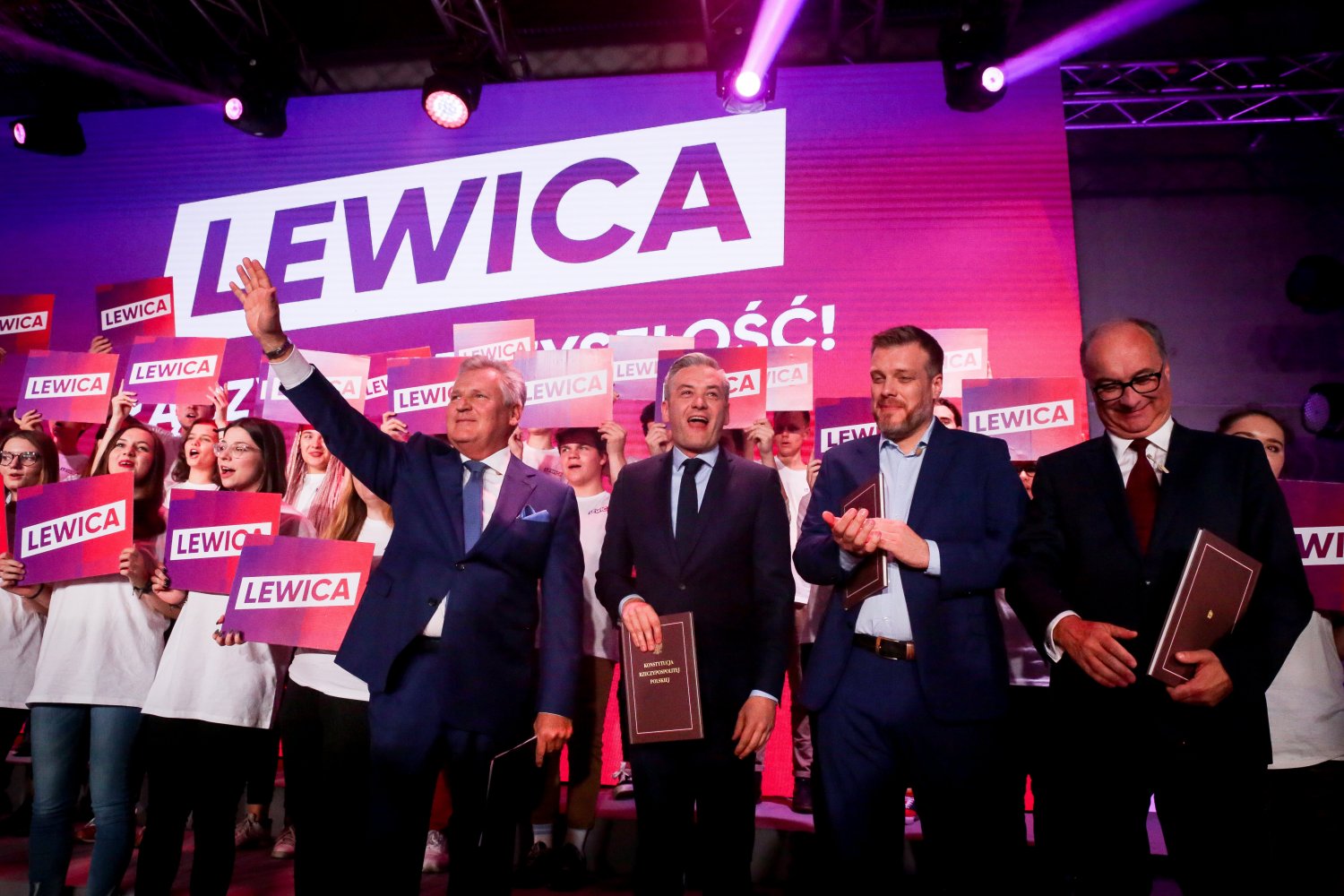 Lewica na trzecim miejscu w sondażach. Mam poparcie ok. 13 procent.