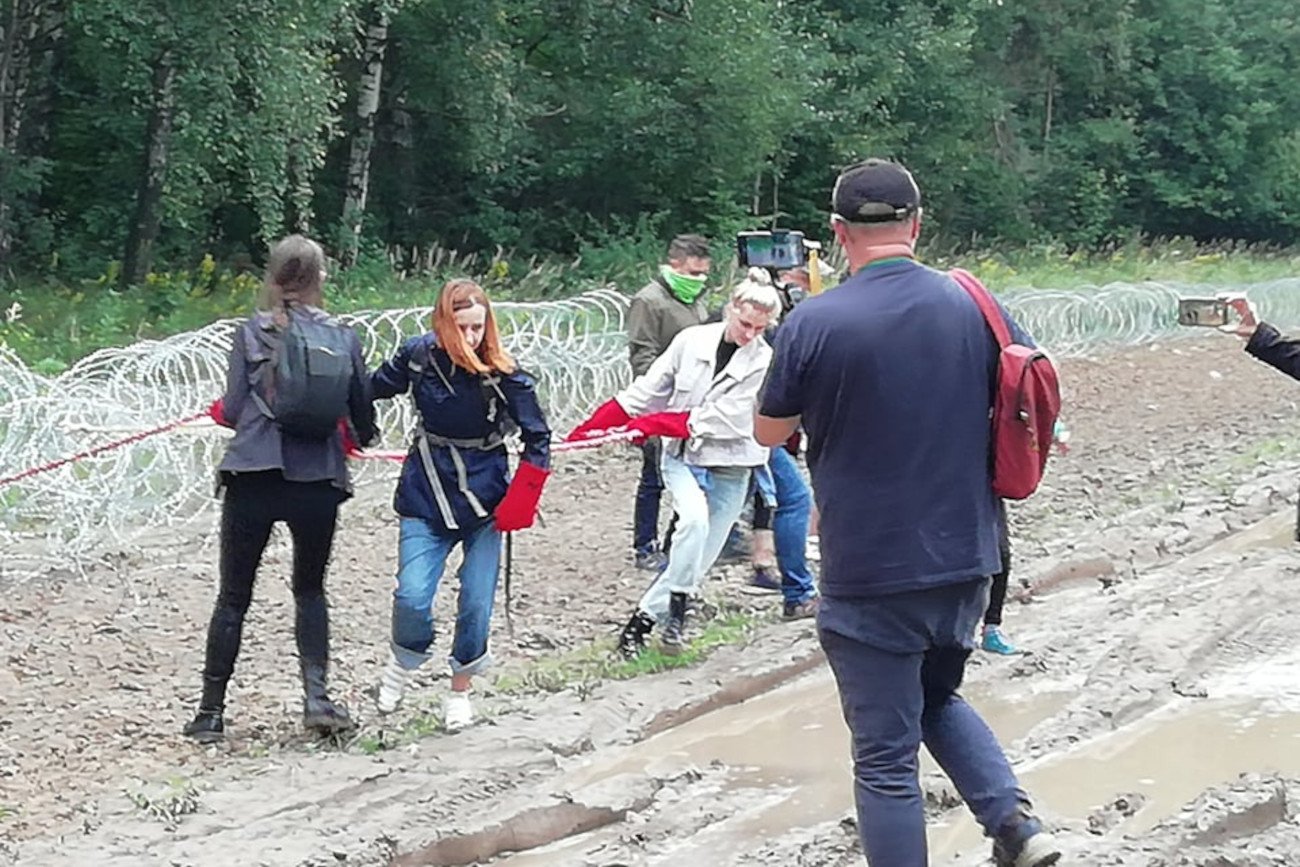 Grupa aktywistów pojechała na granicę polsko-białoruską, by uszkodzić postawione tam zasieki