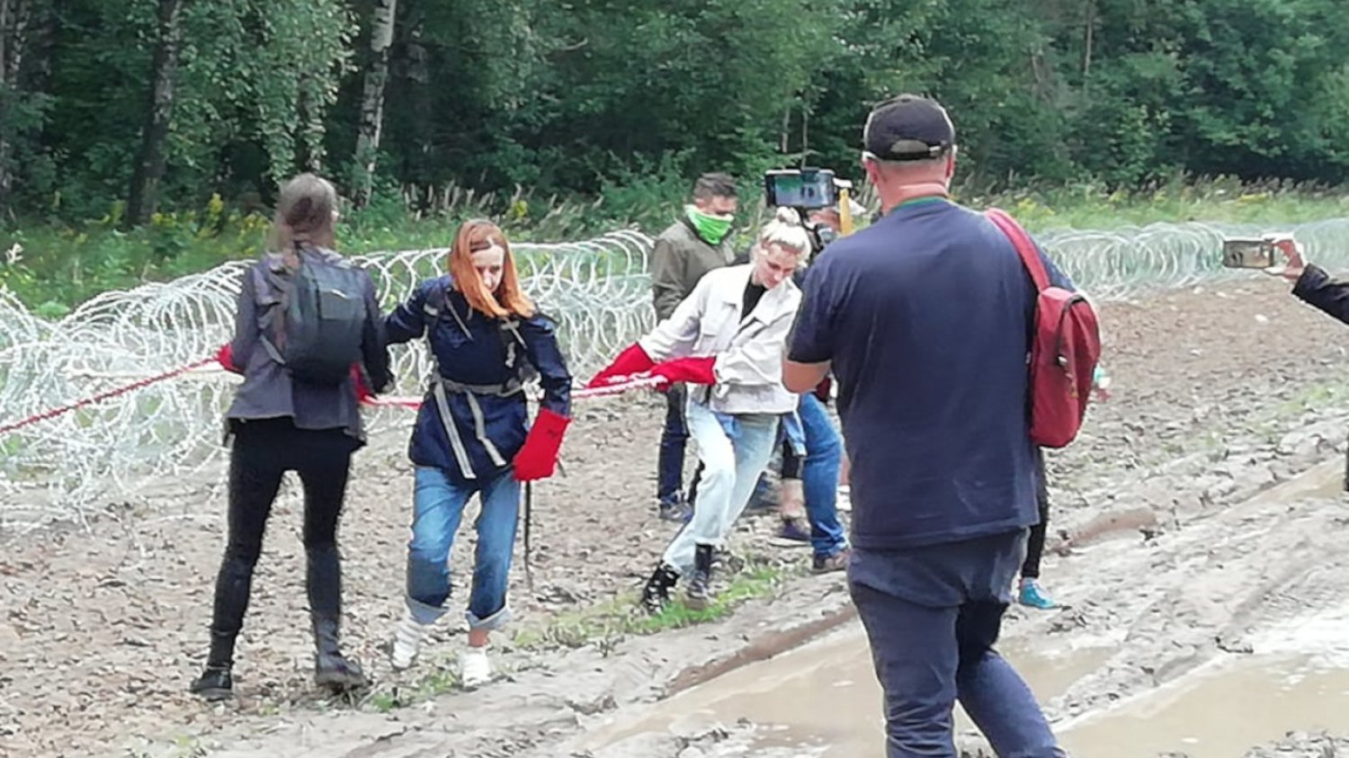 Grupa aktywistów pojechała na granicę polsko-białoruską, by uszkodzić postawione tam zasieki