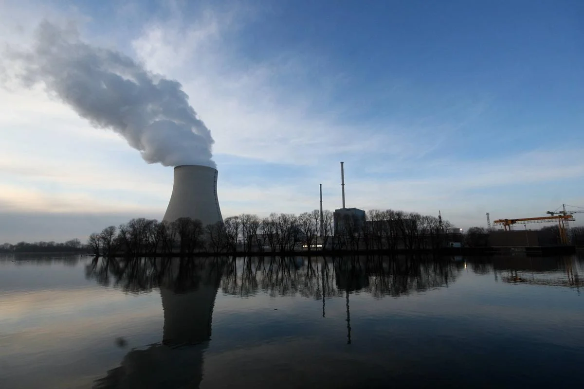 2008 rok. Niemcy, Bawaria. Elektrownia atomowa, która produkuje 3 proc. energii wytwarzanej w Niemczech