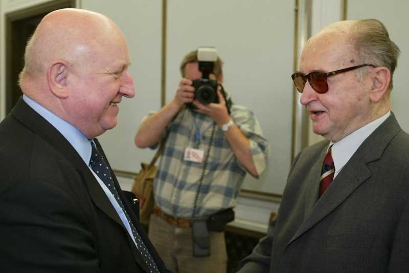 Józef Oleksy przekonuje, że Bronisław Komorowski powinen uhonorować Wojciecha Jaruzelskiego, bo to "pomnikowa postać".