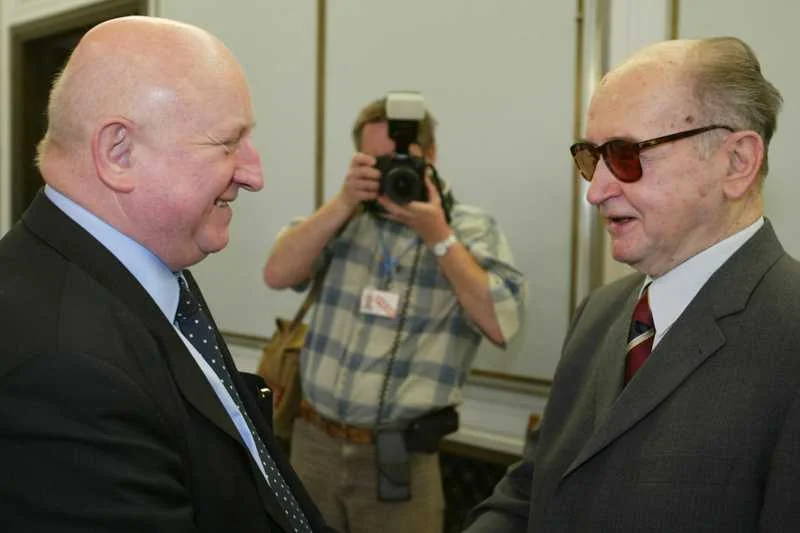 Józef Oleksy przekonuje, że Bronisław Komorowski powinen uhonorować Wojciecha Jaruzelskiego, bo to "pomnikowa postać".