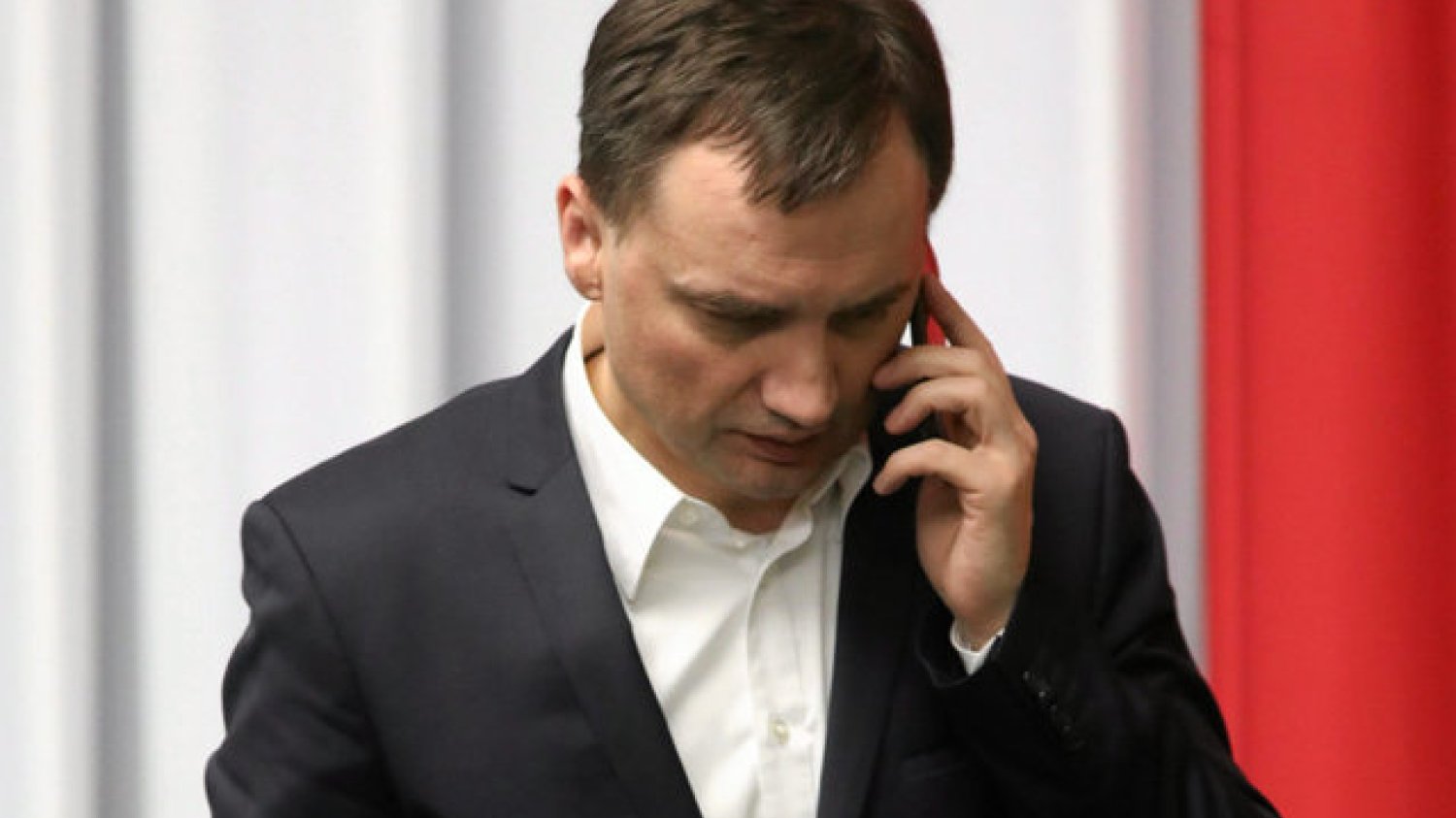 Sąd sądem, ale wymiar sprawiedliwości musi być w rękach władzy. W jednej ręce minister będzie trzymał sznurki do sądów, a w drugiej już ma prokuraturę.