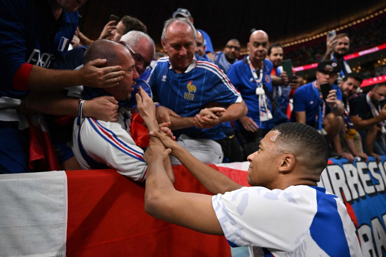 Kibic reprezentacji Francji po ciosie piłką uderzoną przez Kyliana Mbappe zapewne... niewiele pamięta z gestu idola.