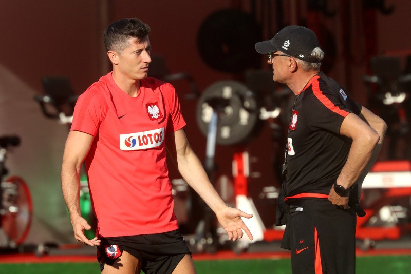 Robert Lewandowski w genialnej przeróbce hitu "Jak zapomnieć" Jeden Osiem L.