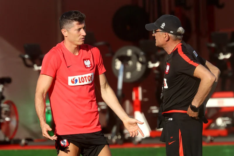 Robert Lewandowski w genialnej przeróbce hitu "Jak zapomnieć" Jeden Osiem L.