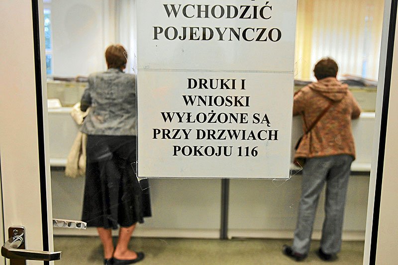 Urzędnicy utrudniają życie? Petenci potrafią być dla nich równie nieznośni.