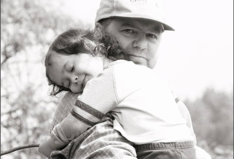 Przytulanie jest bardzo ważne. Daje dziecku poczucie bezpieczeństwa i wsparcie w trudnych i szczęśliwych momentach