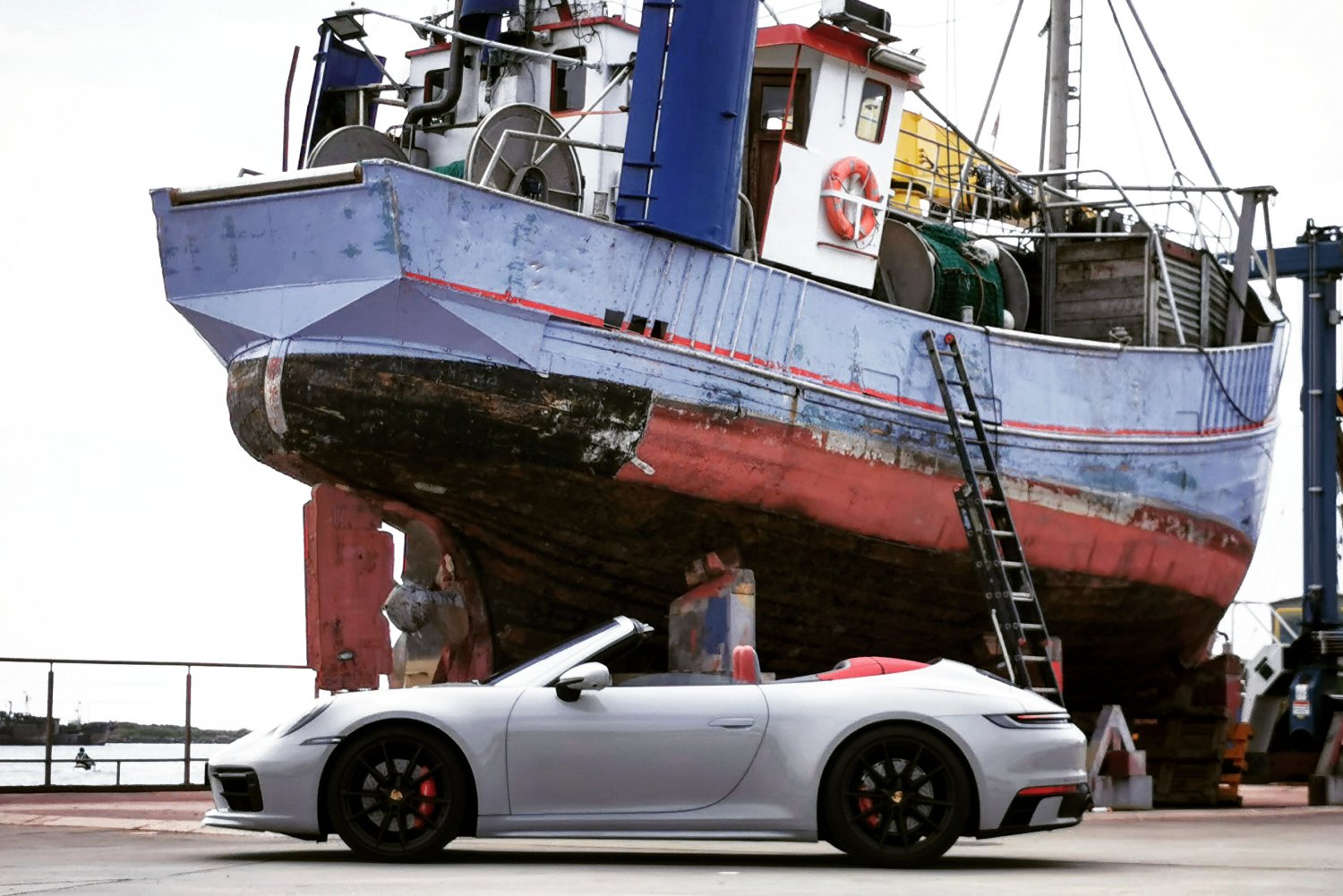 Porsche 911 4S w wersji cabrio to wydatek rzędu 959 tys. złotych wraz z dodatkami.
