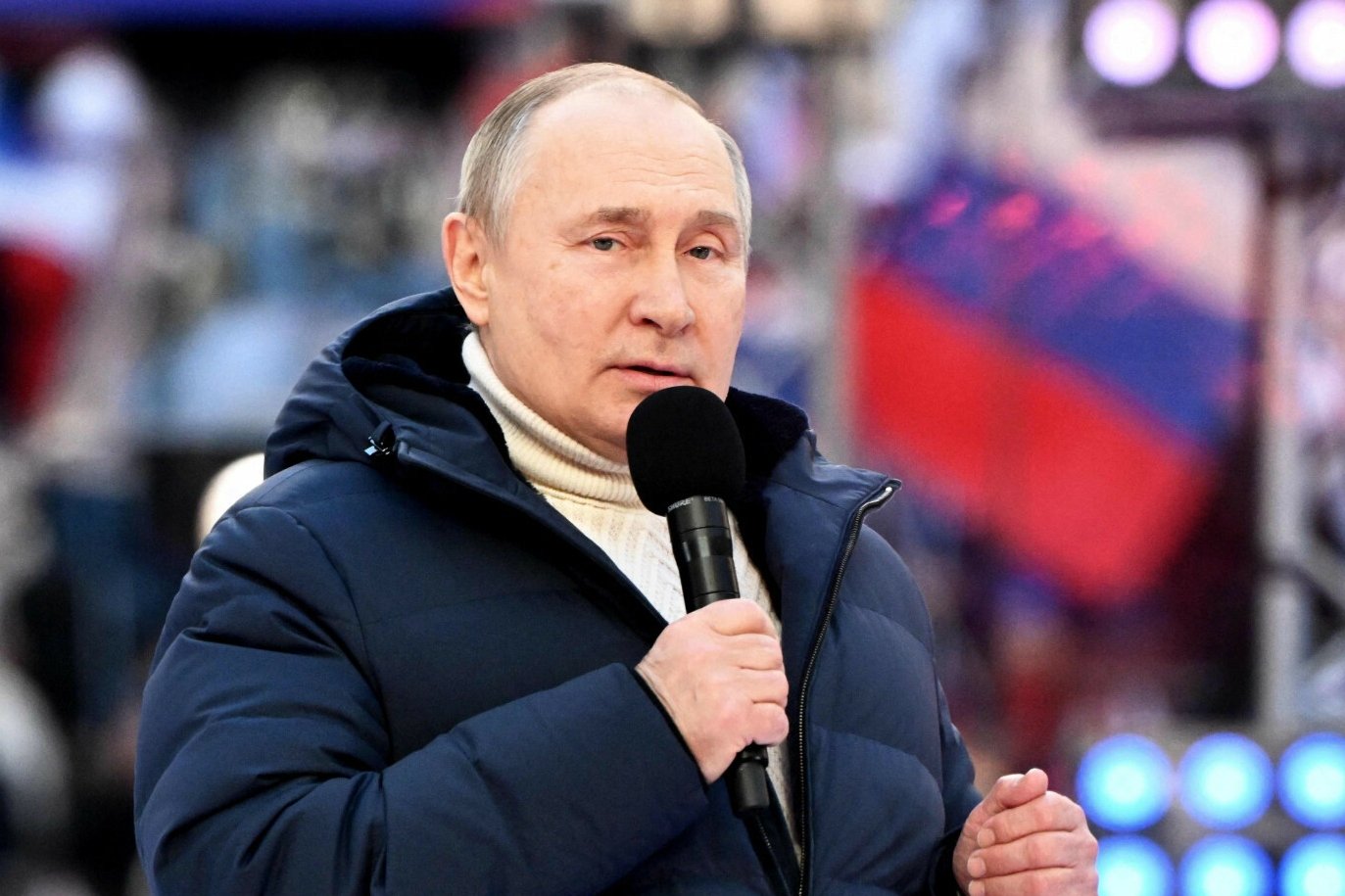 Prezydent Rosji miał przemawiać ze szklanej klatki.