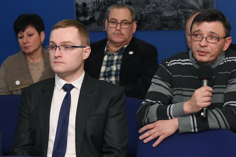 Chorzy na hemofilię opowiadają, podczas konferencji prasowej, o problemach z leczeniem.