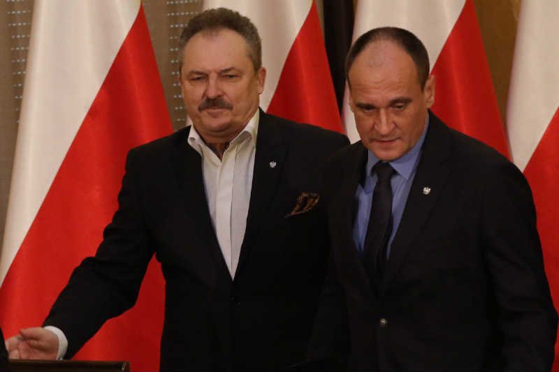 Marek Jakubiak z Kukiz '15 broni żołnierzy, którzy skatowali policjantów.