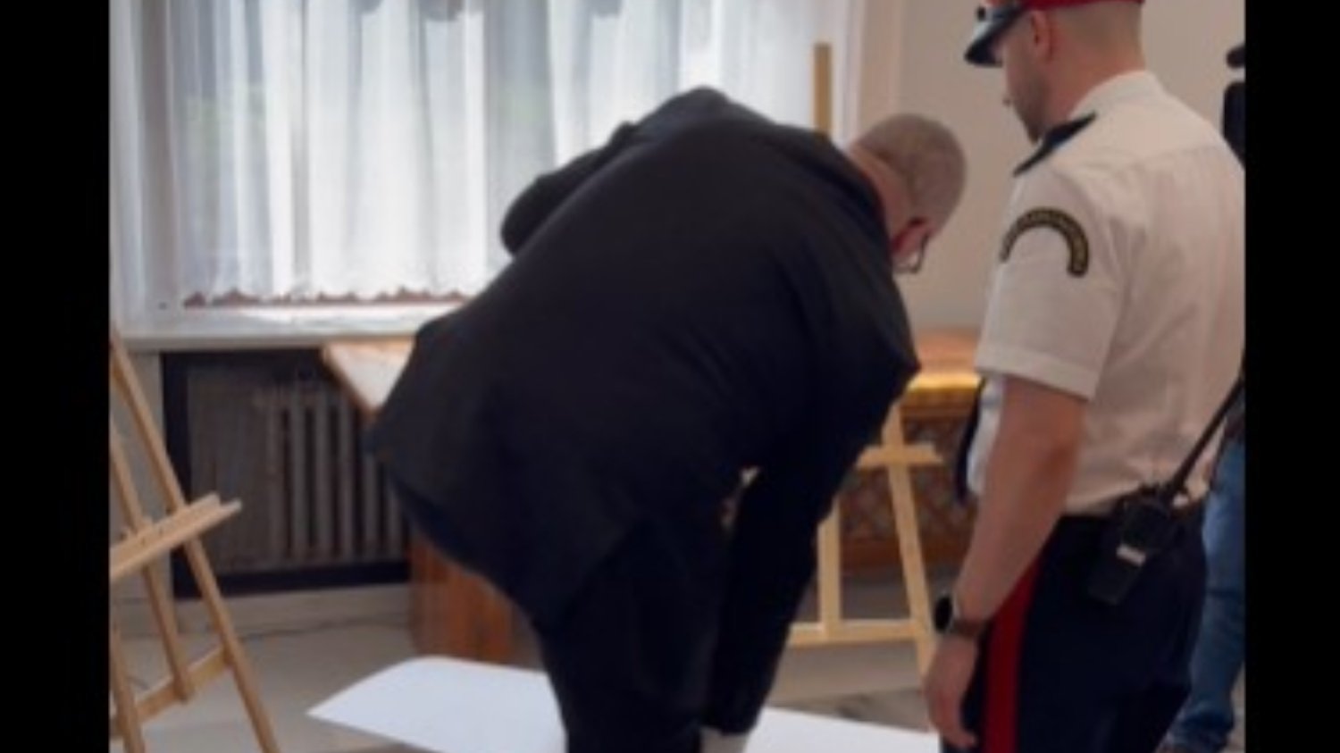 Braun znów dał popis w Sejmie. Zniszczył wystawę poświęconą ludziom LGBT+