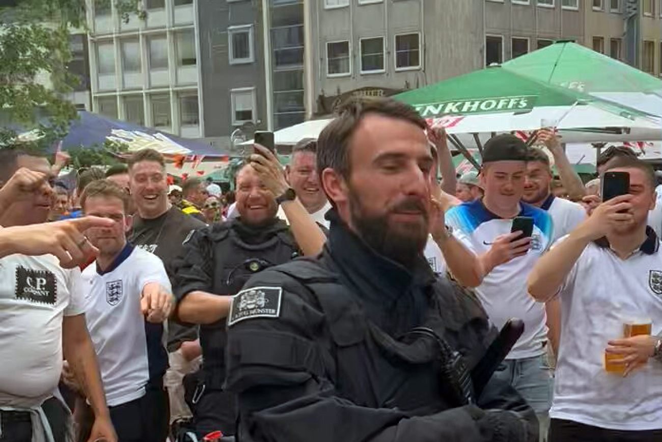 Niemiecki policjant sobowtórem trenera. Angielscy kibice rozbawili Europę Niemiecki policjant sobowtórem trenera. Angielscy kibice rozbawili Europę