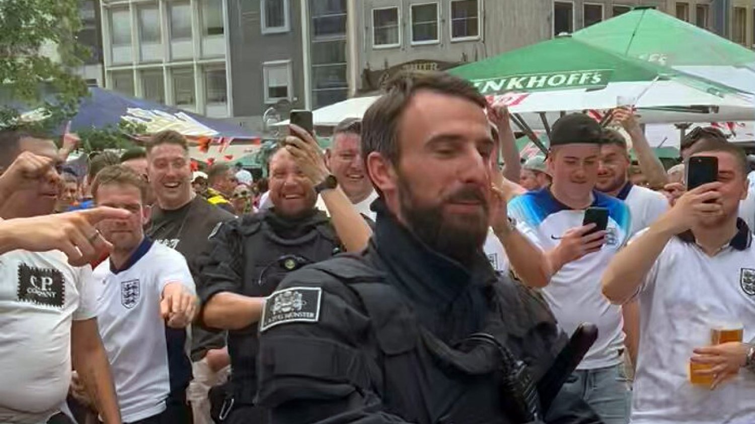 Niemiecki policjant sobowtórem trenera. Angielscy kibice rozbawili Europę Niemiecki policjant sobowtórem trenera. Angielscy kibice rozbawili Europę