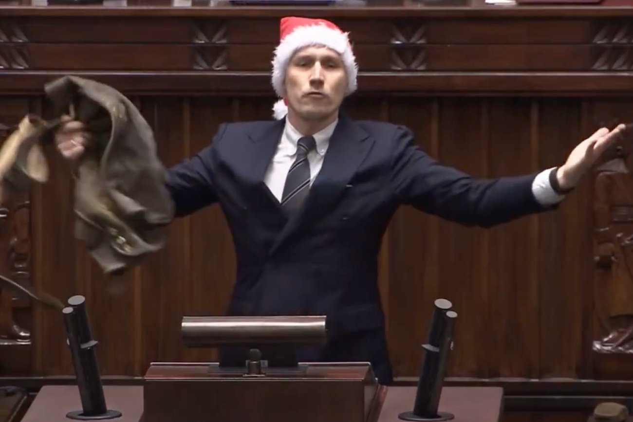 Mikołajki 2024 w Sejmie. Poseł Konfederacji dał Tuskowi bawarskie spodnie.