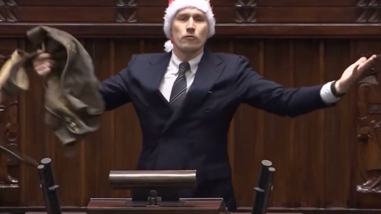 Mikołajki 2024 w Sejmie. Poseł Konfederacji dał Tuskowi bawarskie spodnie.