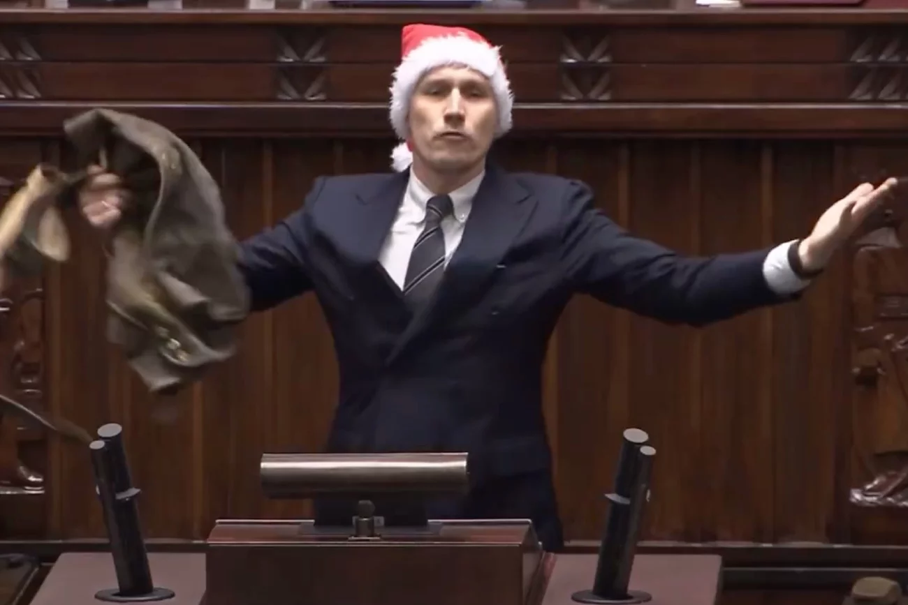 Mikołajki 2024 w Sejmie. Poseł Konfederacji dał Tuskowi bawarskie spodnie.