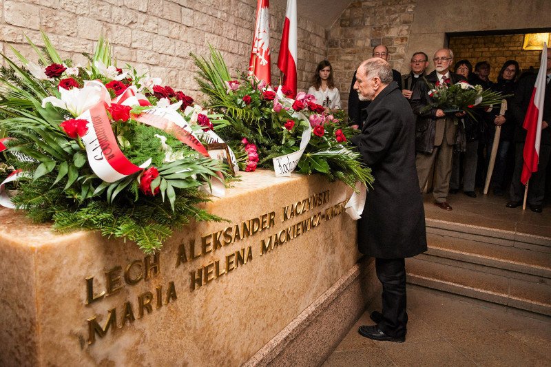 Zgodnie z ustaleniami Prokuratury Wojskowej po katastrofie smoleńskiej, nie ma żadnych wątpliwości co do tego, kto spoczywa w grobowcu na Wawelu.
