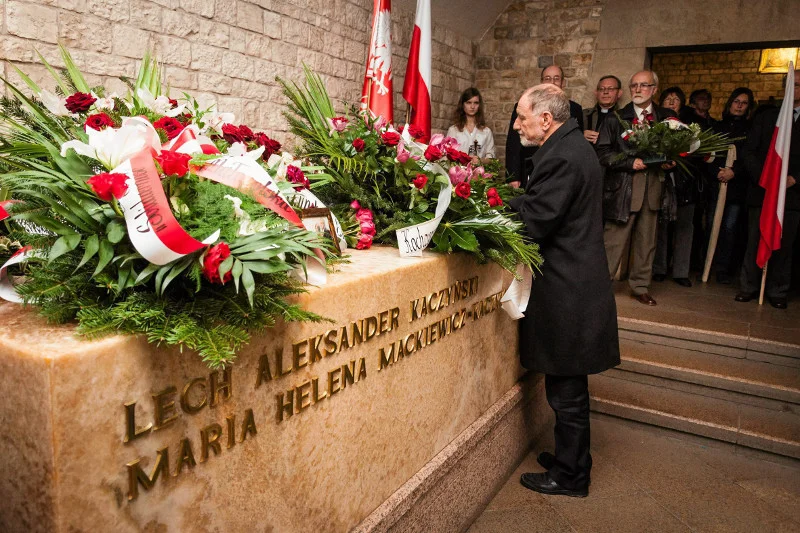 Zgodnie z ustaleniami Prokuratury Wojskowej po katastrofie smoleńskiej, nie ma żadnych wątpliwości co do tego, kto spoczywa w grobowcu na Wawelu.