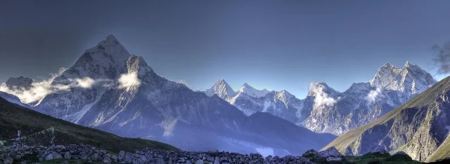 Panorama Ama Dablam - szczytu we wschodnich Himalajach wznoszącego się na wysokość ponad 6800m n.p.m.