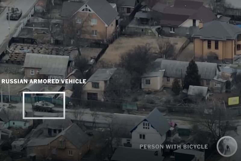 Rosjanie dopuścili się ludobójstwa w Buczy. Nagranie przedstawia rosyjskie pojazdy, które otworzyły ogień w kierunku rowerzysty