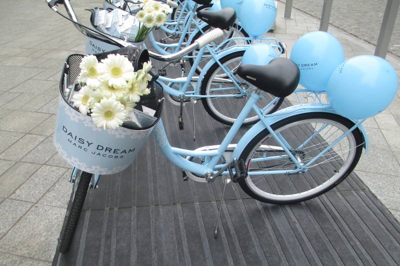 Rowery, balony i kwiaty. Lekkość, piękno i młodość w wersji charakterystycznej dla Marca Jacobsa