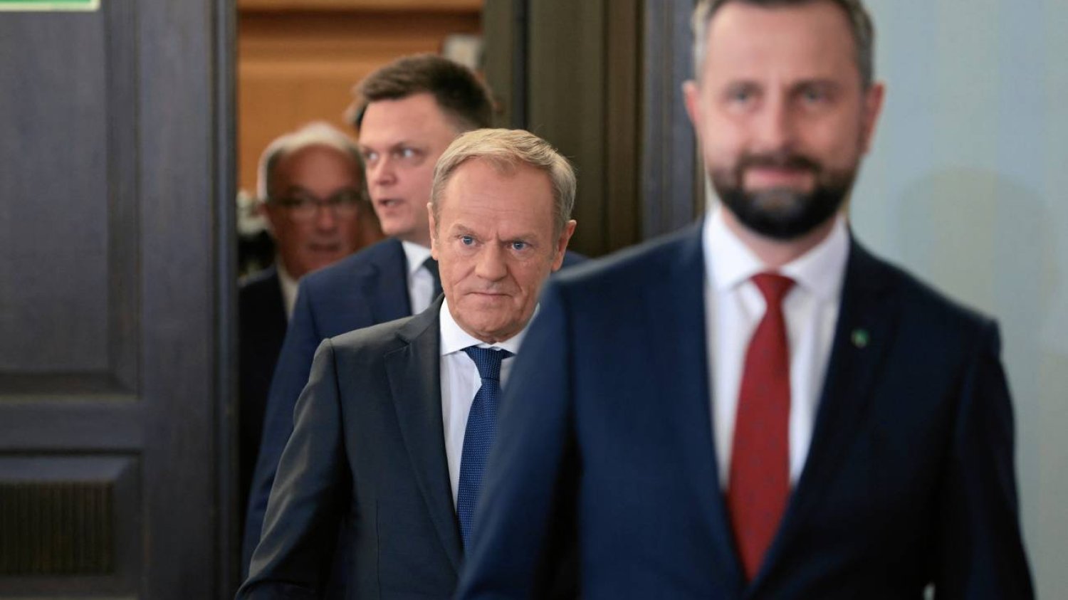 Burza z Hołownią podzieliła Polaków w kluczowej sprawie. Nowy sondaż to alarm dla Tuska Nowy sondaż to alarm dla Tuska. Burza z Hołownią podzieliła Polaków