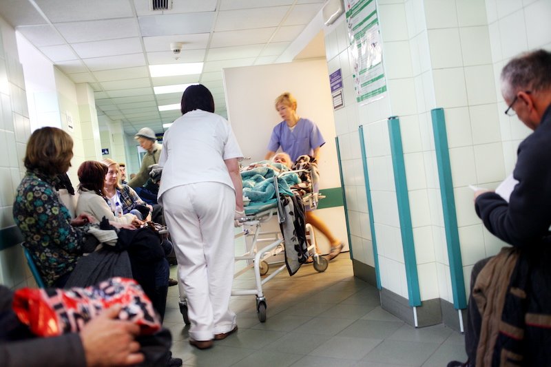 Zdjęcie ilustracyjne. Pan Jakub mówi, że został zakuty w kajdanki na SOR, w którym pracuje, po tym, jak zapytał o tożsamość policjanta, który chciał go wylegitymować.