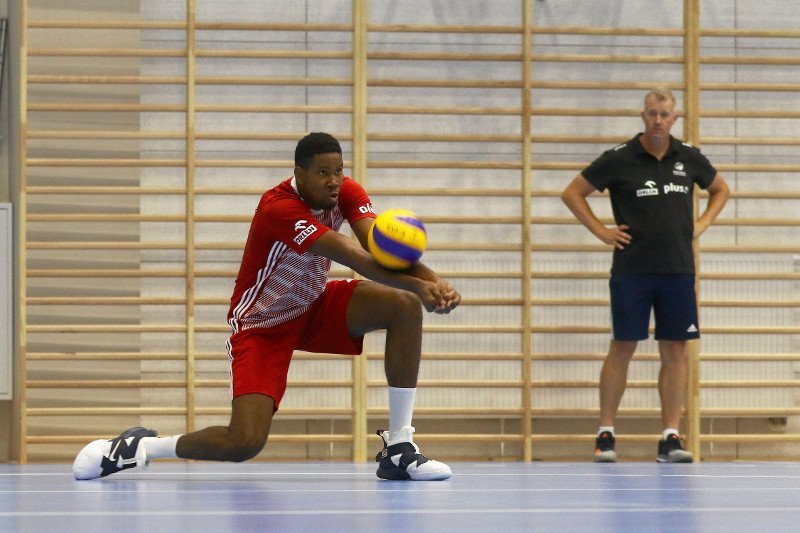 Wilfredo Leon na zgrupowaniu polskiej kadry przed mistrzostwami świata. W tle trener Vital Heynen.