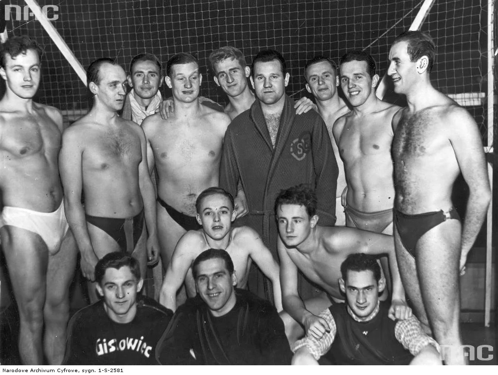 Fotografia grupowa polskich piłkarzy wodnych w czasie treningu. Jerzy Iwanow-Szajnowicz stoi trzeci od lewej.