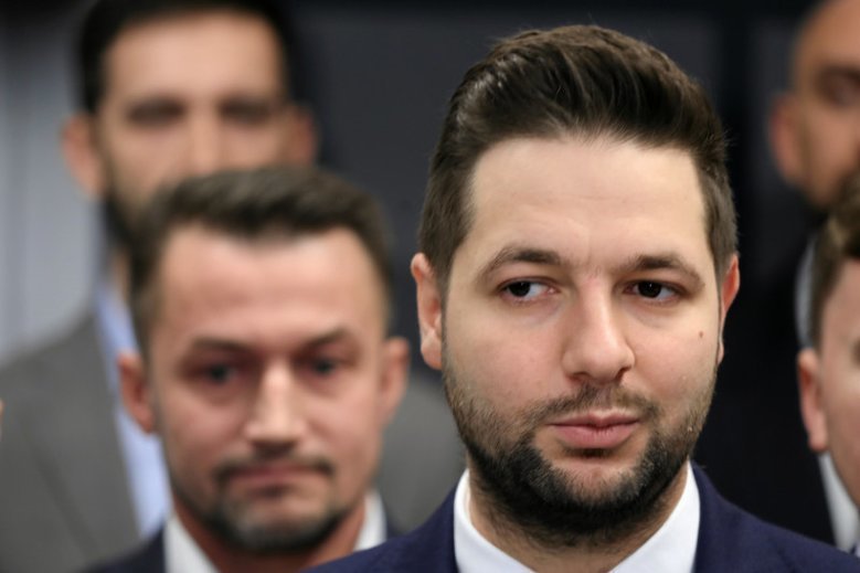 Komisja Patryka Jakiego pieniądze rozdaje, a ratusz ich wypłaty blokuje w oczekiwaniu na decyzję sądu.