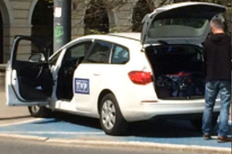 Pracownicy telewizji publicznej wzięli przykład z ministrów Beaty Szydło? Na zdjęciu widać, jak parkują na kopercie.