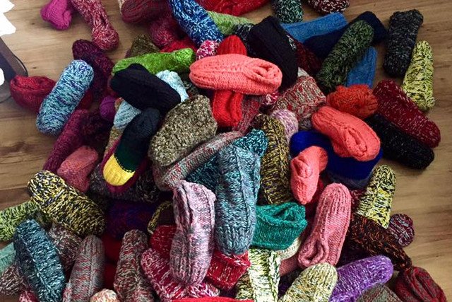 Pani Janina wpadła na pomysł robienia wełnianych kapci, w sprzedaży pomagają jej studenci.